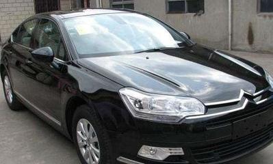 提新車時(shí)，懂車的人會(huì)立馬把它“扔了”，而新手卻把它當(dāng)成“寶貝”